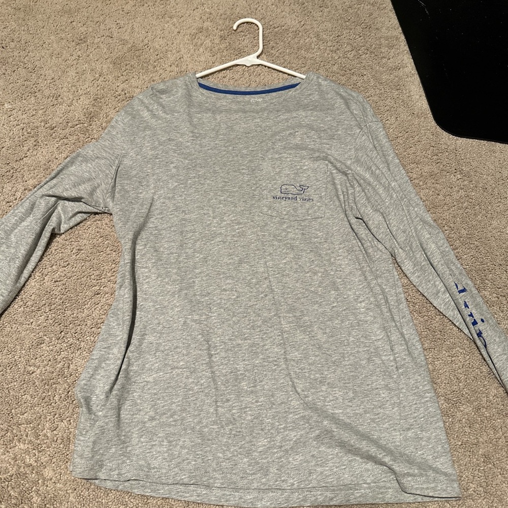 Vineyard Vines long sleeve grey shirt. Small